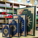 Verschillende edities van de Quran met versierde omslagen in blauw en groen, Koran Tajweed XL